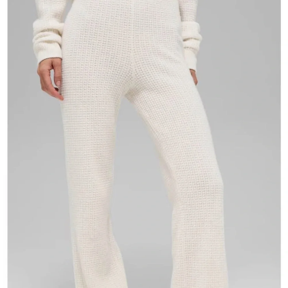 (Set) ALO Yoga Cashmere Plush Waffle 1/4 Zip Pullover + High Waist Pant - Picture 5 of 10